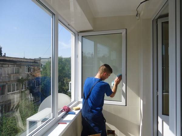 как мыть окна на балконе