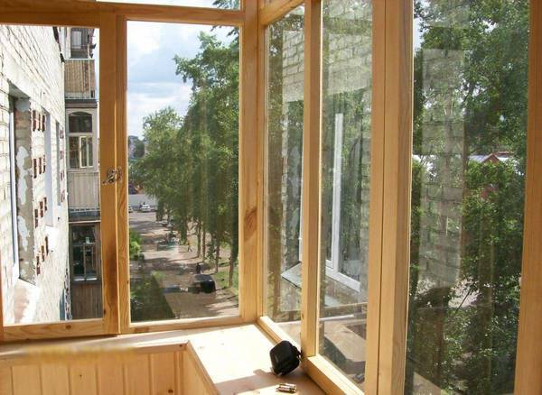 деревянное остекление балкона