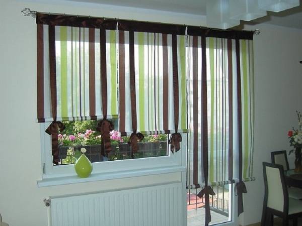 рулонные шторы на кухне с балконом