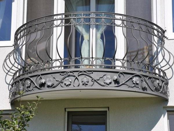кованый балкон в французском стиле