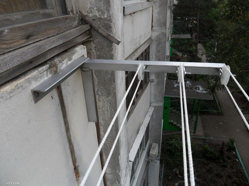 как повесить бельевую веревку на балконе